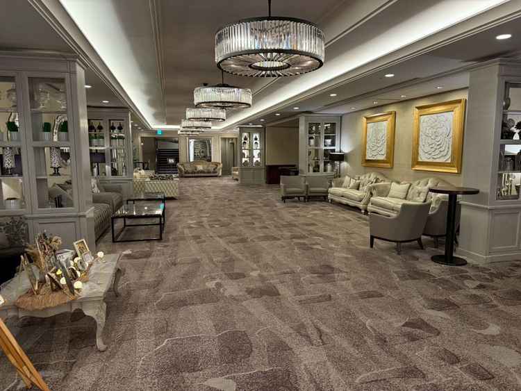 披露宴会場前のスペース。ソファーやテーブルなども数多くセッティングされており、ゆとりがあります。