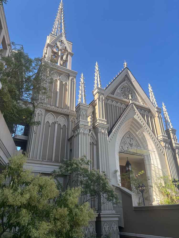 チャペルの外観は実際まで見ると壮観でした。唯一無二の素敵な雰囲気で、お姫様のような気分になれるのでは