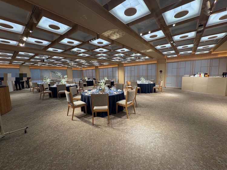 大規模の会場。周囲の障子を開けるとソファ席がありゲストと話しやすい空間。和モダンな印象。