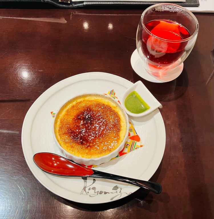 試食でいただいた、デザートのクリームブリュレです。