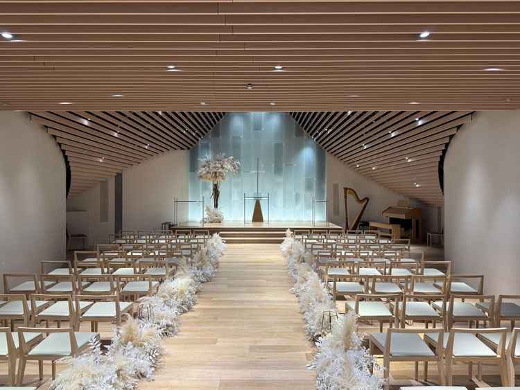 天井に木を施した独創的な空間でした。