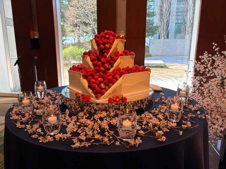 豪華な雰囲気のウェディングケーキです。いちごの個数当てゲームもすることがあるそうで楽しそうでした。