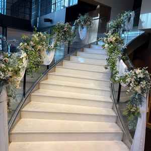 1階の披露宴会場は、階段があり、新郎新婦入場で降りてくる演出ができるそうです。