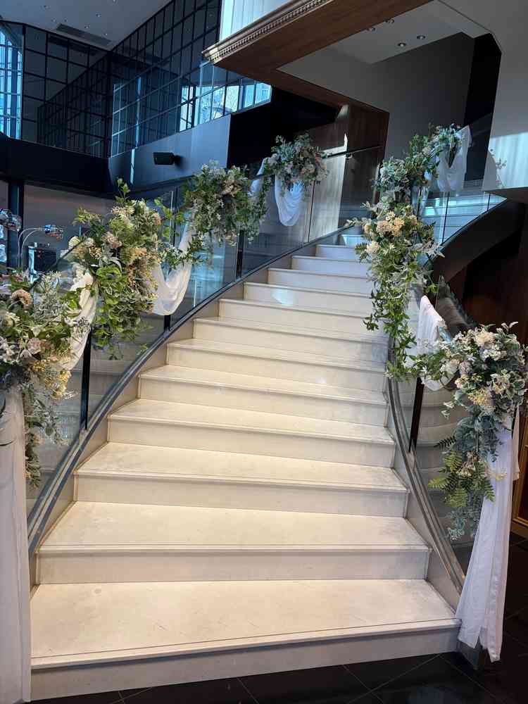 1階の披露宴会場は、階段があり、新郎新婦入場で降りてくる演出ができるそうです。