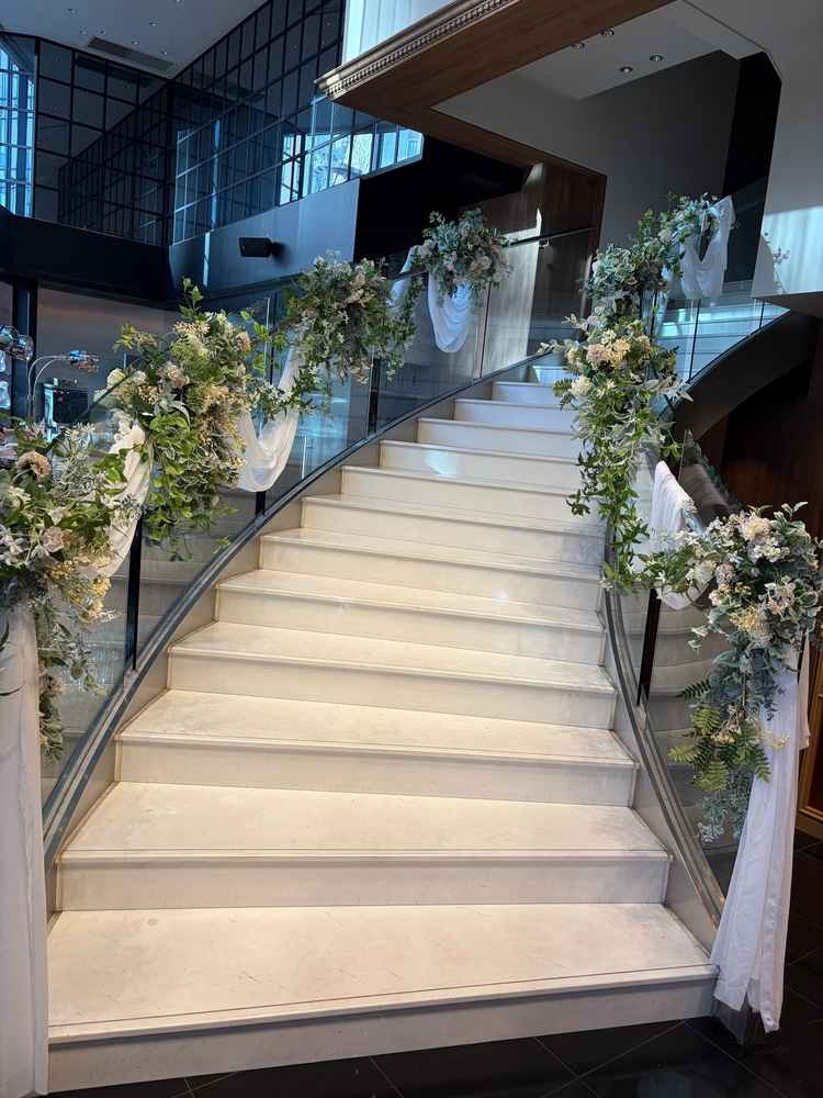 1階の披露宴会場は、階段があり、新郎新婦入場で降りてくる演出ができるそうです。