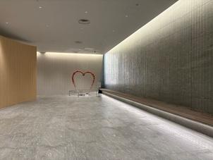チャペル入場前通路、水の壁面