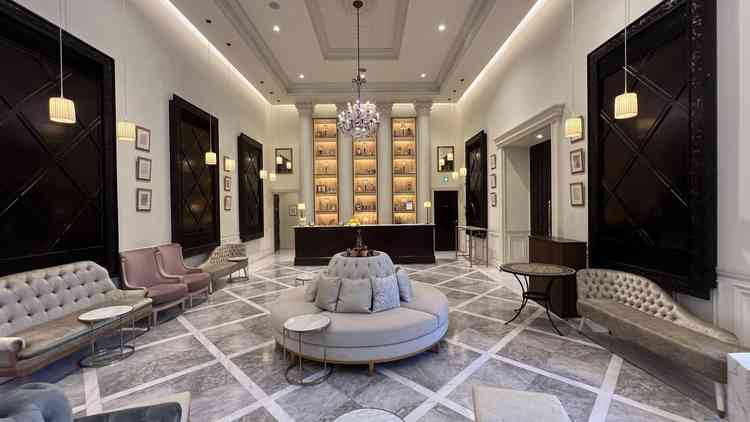 ゲストの方の待合スペース。中庭で待つこともできるので、自由に使うことができます。