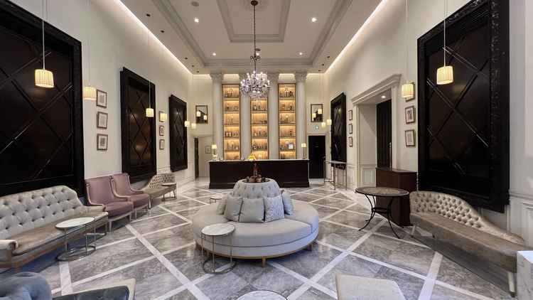 ゲストの方の待合スペース。中庭で待つこともできるので、自由に使うことができます。