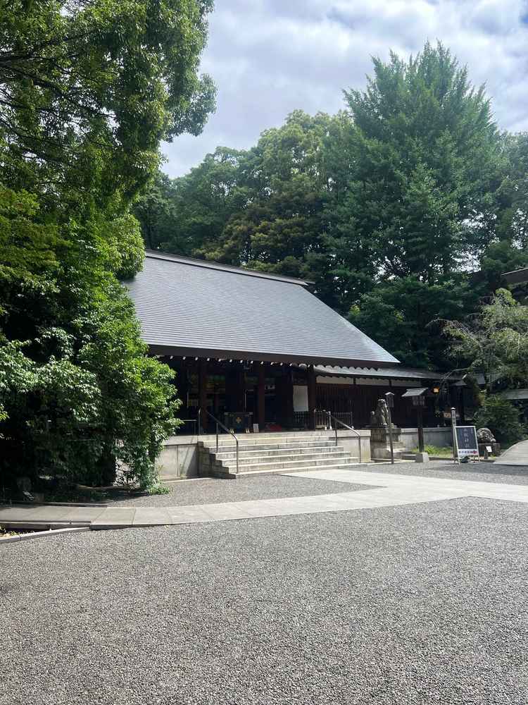 美しい緑に囲まれた神社はとても厳かで神前式ならではの魅力を感じました。都心でも落ち着いた雰囲気でした