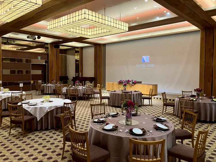 披露宴会場。奥のカーテンが閉まってあるが、開ければ景色が見えるため、上昇時の印象はとても大。