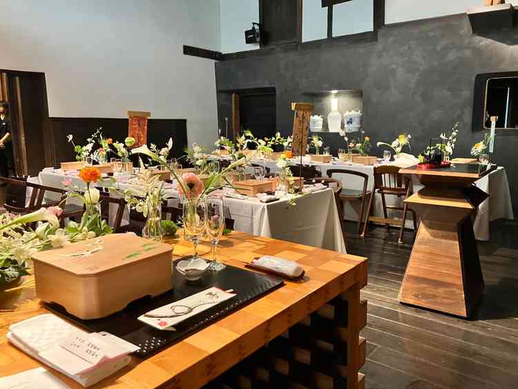 壱番蔵ホール。高砂の目線？も見せてくれました。装花の感じも素敵でした