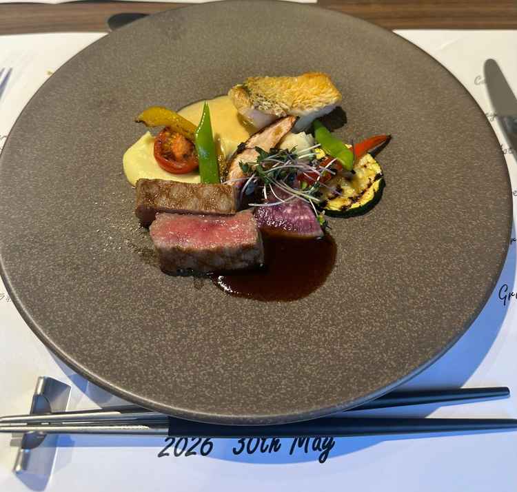 試食のコース料理。肉も魚も楽しめた。