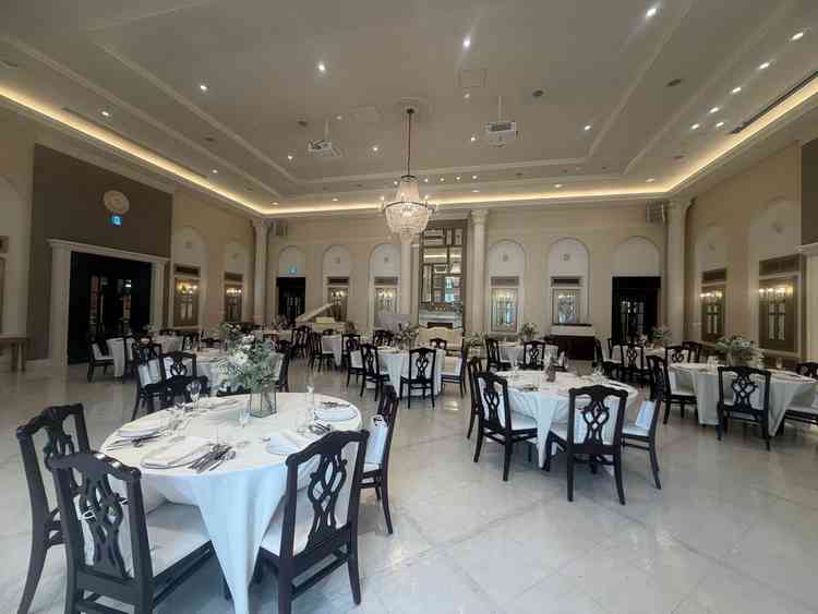 白を基調とした披露宴会場は、カラードレスがとっても映えそうでした！