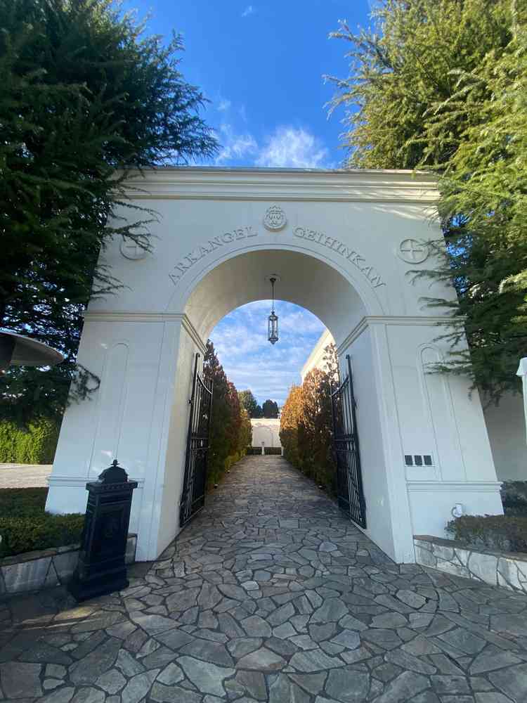 新4号線沿いの目立つ白い門