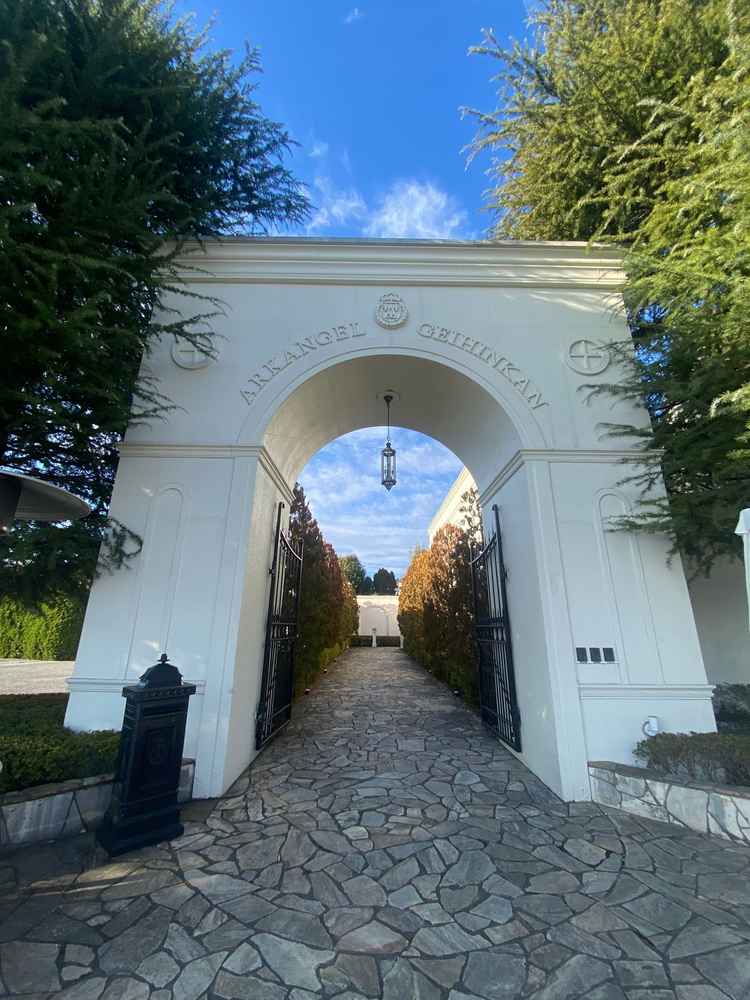 新4号線沿いの目立つ白い門