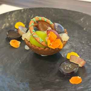 バスケットを意識したヨーグルトクッキー。フルーツも盛りだくさん。もう少し華やかさは欲しい