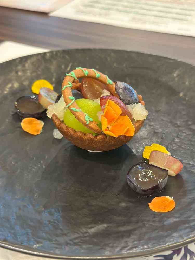 バスケットを意識したヨーグルトクッキー。フルーツも盛りだくさん。もう少し華やかさは欲しい