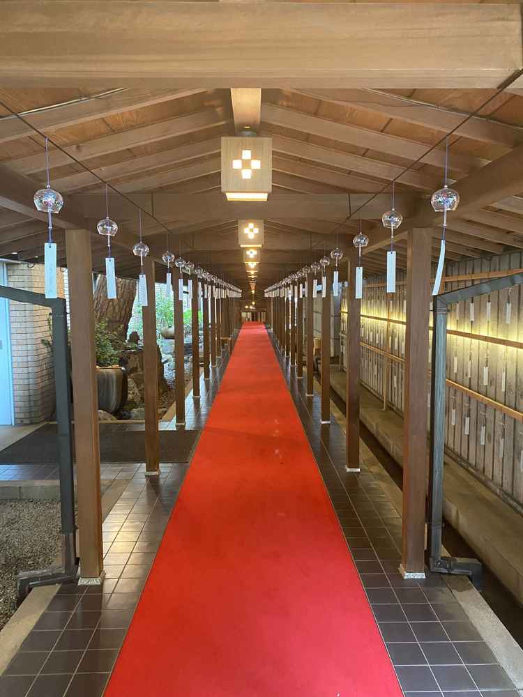 雨天時の参道はとても雰囲気が良く、当日は風鈴が飾られていました。灯籠も温かみのある色で素敵でした。