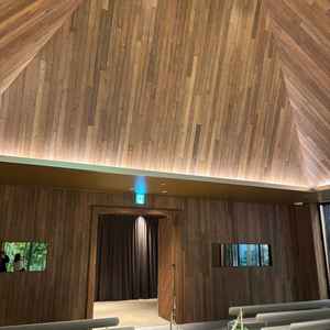 天井の形や木目の素材により音楽がより響く構造となっている。