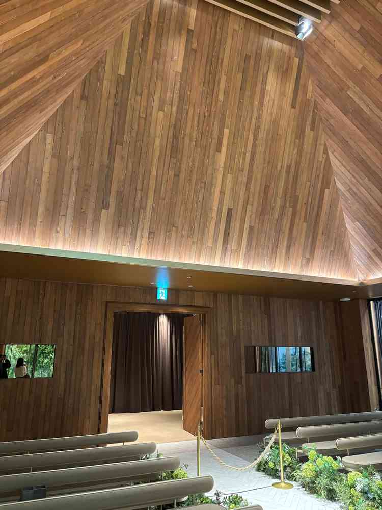 天井の形や木目の素材により音楽がより響く構造となっている。