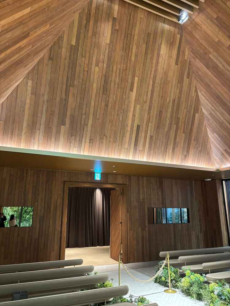 天井の形や木目の素材により音楽がより響く構造となっている。