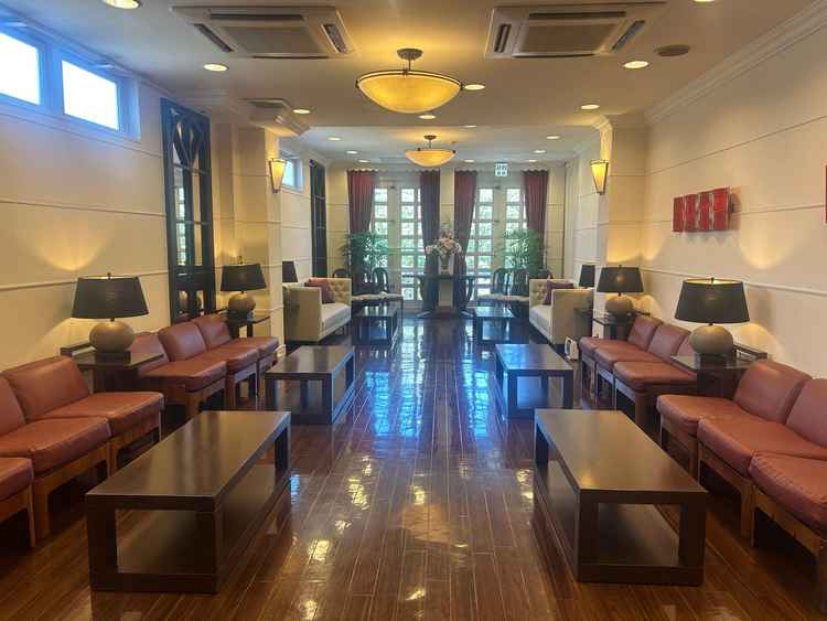 親族用の控え室です。緊張をほぐすような暖かい光が入ります。目の前には段葛がみえます。