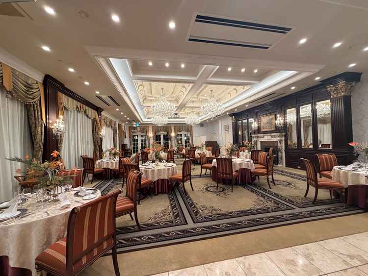 いくつかある披露宴のうちの1つ。式場のどこを切り取ってもヨーロッパにいるようなデザイン。