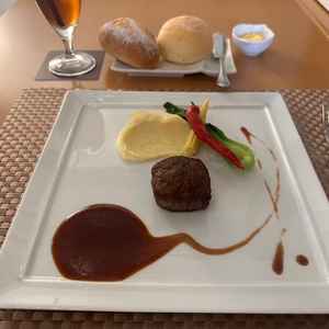 牛肉とパンの試食。バターが最高級品。