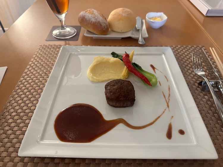 牛肉とパンの試食。バターが最高級品。