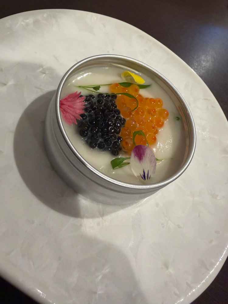 2種類のキャビア　見た目がおしゃれで食感も楽しく、とてもおいしかったです