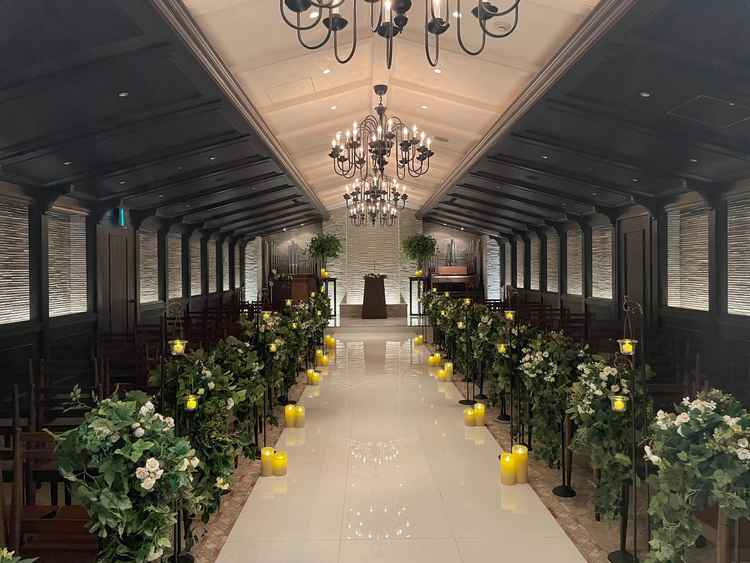 8階の挙式会場。落ち着いた雰囲気。フレームまで考えられた写真映えするつくり。