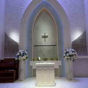 白を基調としたチャペルは潔白感がある。ライトの色によって雰囲気を変化できる点が魅力的。