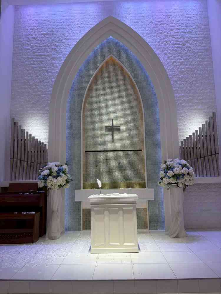 白を基調としたチャペルは潔白感がある。ライトの色によって雰囲気を変化できる点が魅力的。