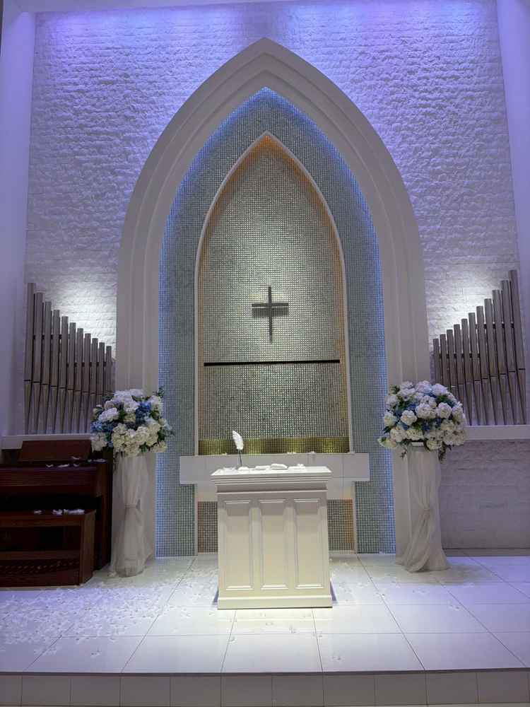 白を基調としたチャペルは潔白感がある。ライトの色によって雰囲気を変化できる点が魅力的。