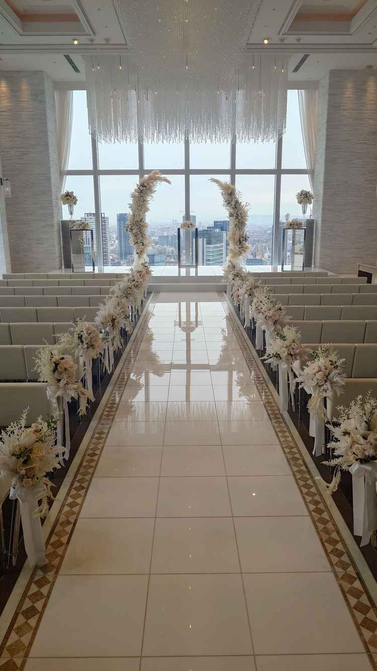 チャペル入口からの写真。大阪の景色が見渡せる。