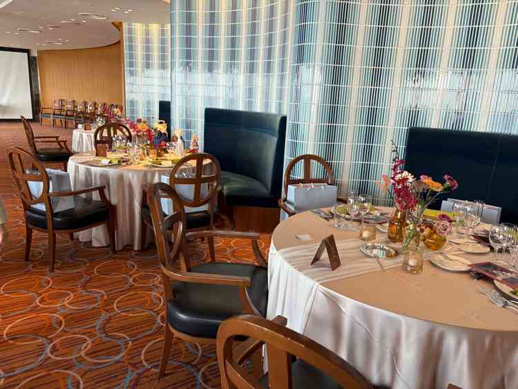 オーシャンビューの披露宴会場です。海が見えて、とても好きな雰囲気でした