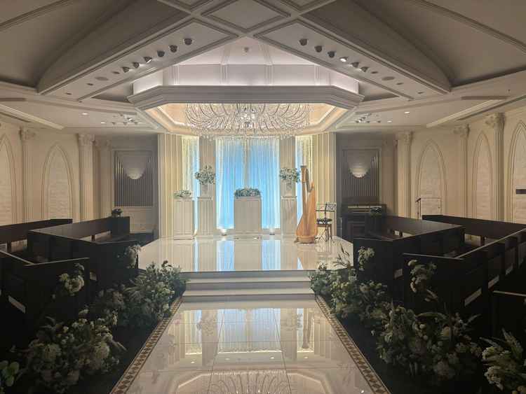 チャペルでは、ゲストの席が舞台を向いて配置されており、新郎新婦の姿が見やすい環境だと感じました。