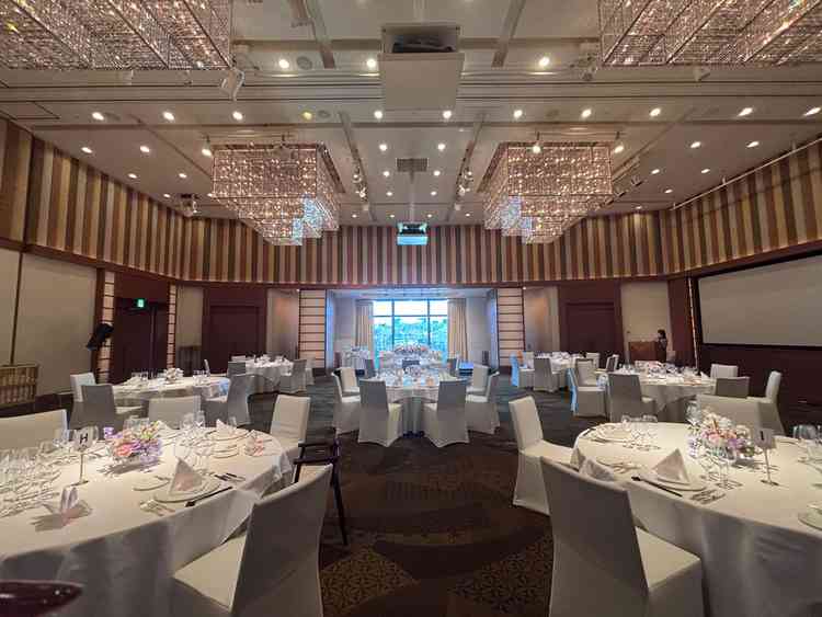 最大120名のボールルーム