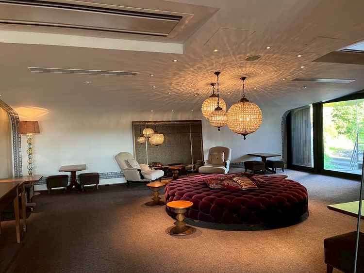 挙式までのゲストの待合スペースです。写真で見るより照明が豪華すぎない印象でした！