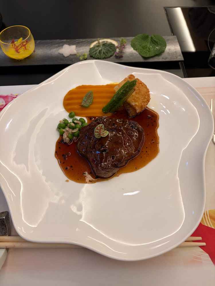 お肉がとても柔らかくて美味しかったです。お魚のお造りも美味しかったです！