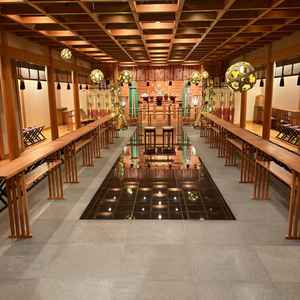 和装にぴったりの挙式会場 。床に御影石を使用していて、反射が美しかった。