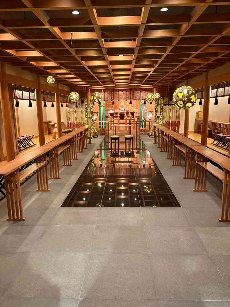 和装にぴったりの挙式会場 。床に御影石を使用していて、反射が美しかった。