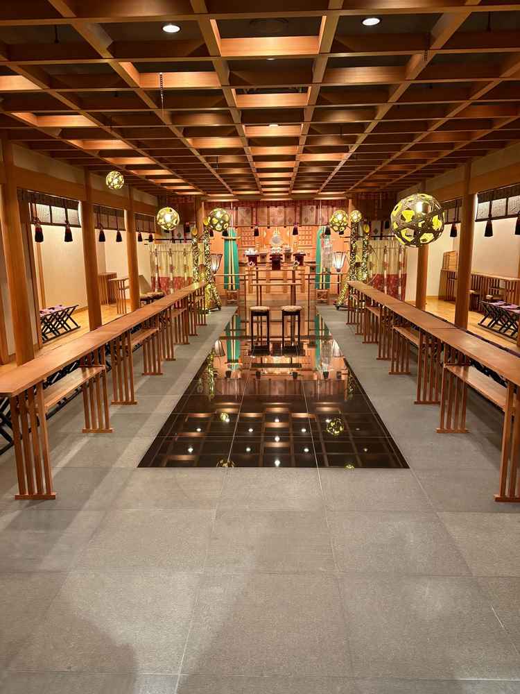 和装にぴったりの挙式会場 。床に御影石を使用していて、反射が美しかった。