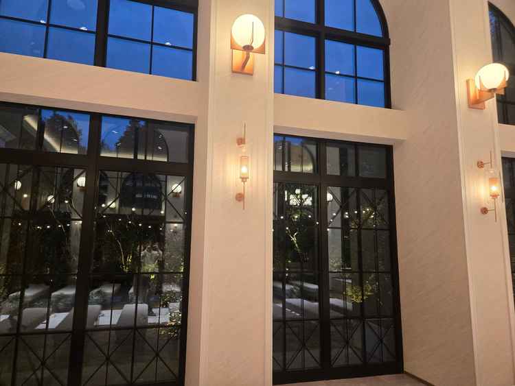 挙式会場窓から見えるガーデン