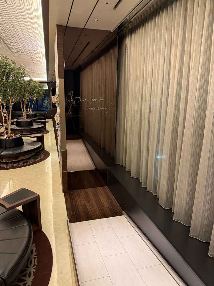 ロビーにある鏡ですが、来たゲストが自由に書き込みできるのでオリジナルのものができると思います