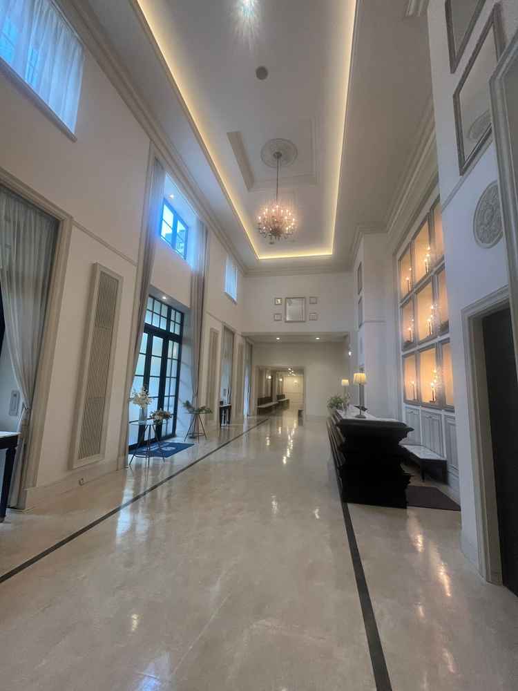 入り口入ってすぐのロビー。天井が高かったです！