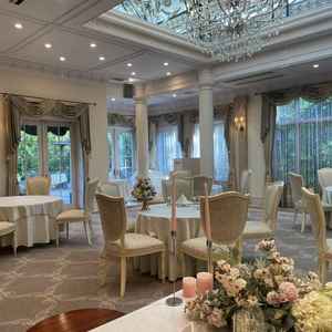 披露宴会場。窓の外にはガーデンが見えて開放的です。