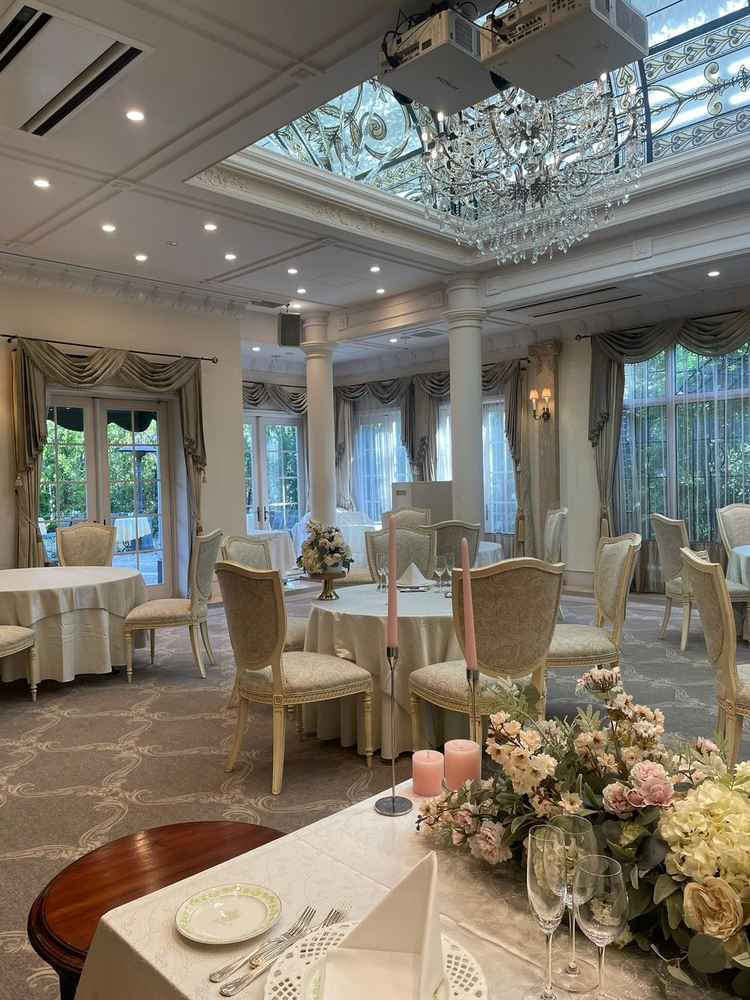 披露宴会場。窓の外にはガーデンが見えて開放的です。