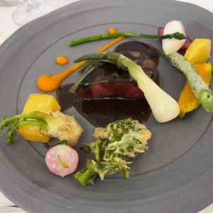 メインのお肉はとても柔らかく、付け合わせの野菜もたっぷりで美味しくいただけました。