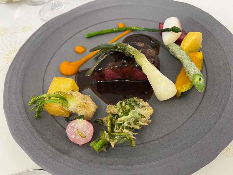 メインのお肉はとても柔らかく、付け合わせの野菜もたっぷりで美味しくいただけました。